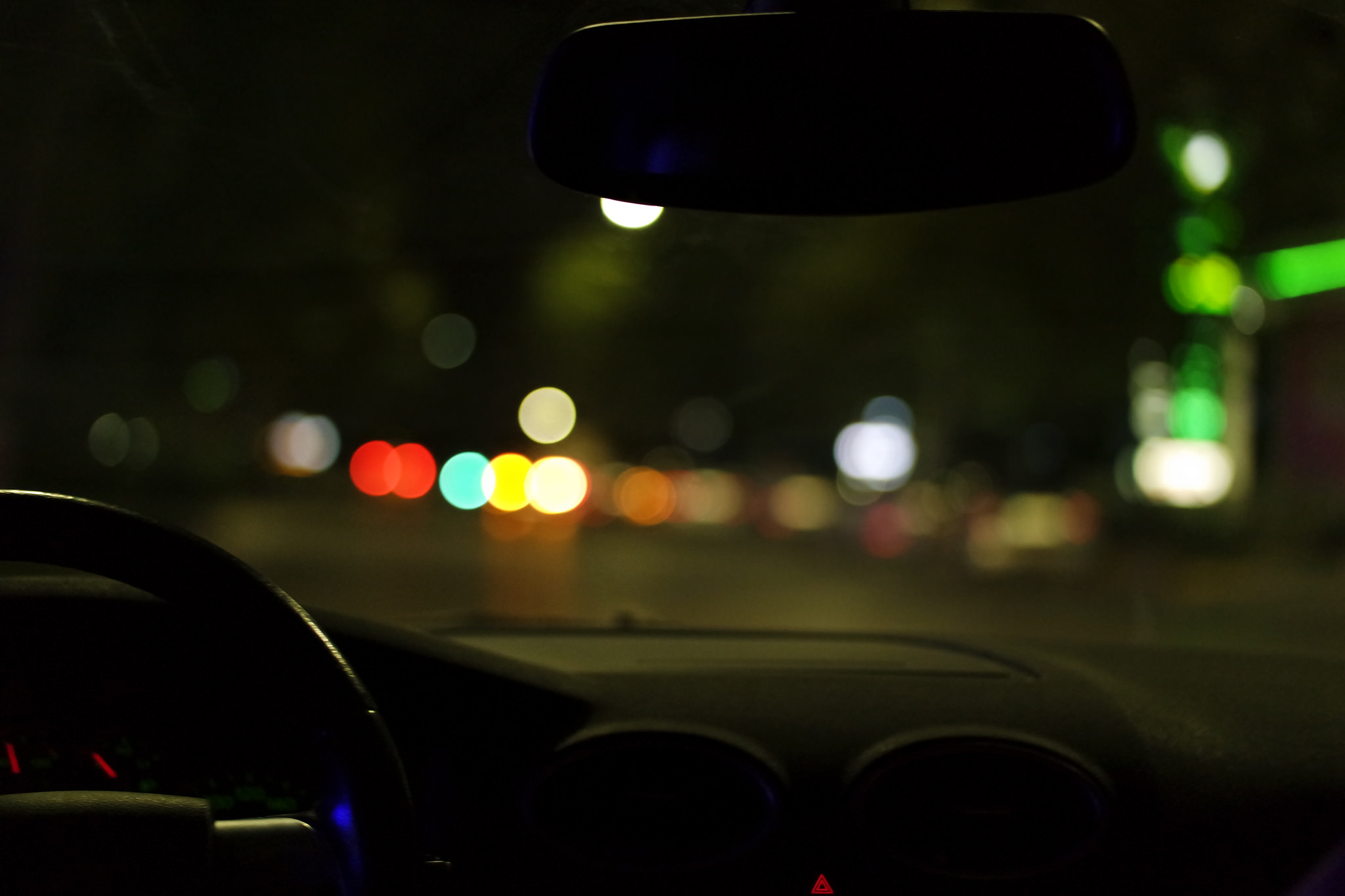 Слушать в машине в дороге. Вид из машины. Машина ночью на дороге. Вид из машины ночью. Ночной город из машины.